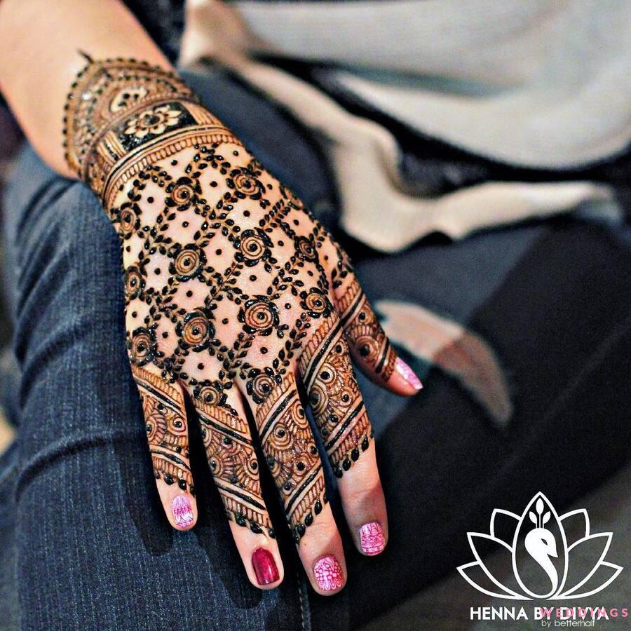 Short Henna Mehndi Design for Back Hand