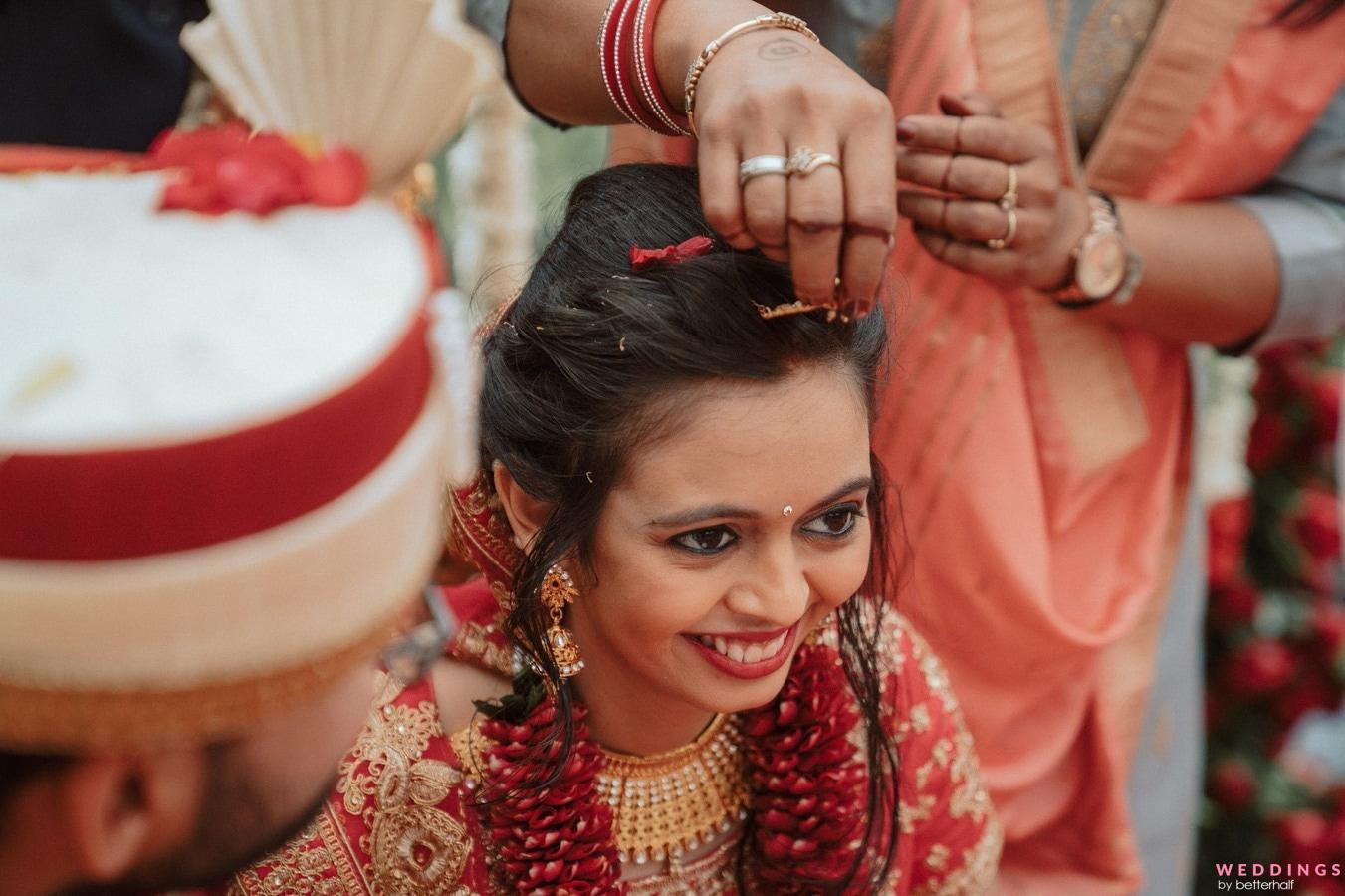 Bengali bride.....@Mãđhű for more pics follow | Bridal hairstyle indian  wedding, Bengali bridal makeup, Indian wedding couple photography