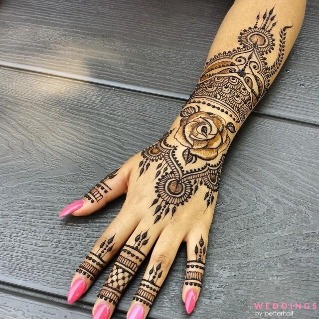 हाथों पर सजाएं गुलाब के फूल: Rose Henna Design