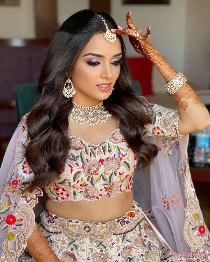 Beautiful Miloni's Mehndi look 🍃 Makeup, Hairstyle & Duppata setting  @enchantbynihala 🍃🍃🍃🍃🍃🍃🍃🍃🍃🍃🍃🍃🍃🍃 #mehndilook #mehndimakeup… |  Instagram