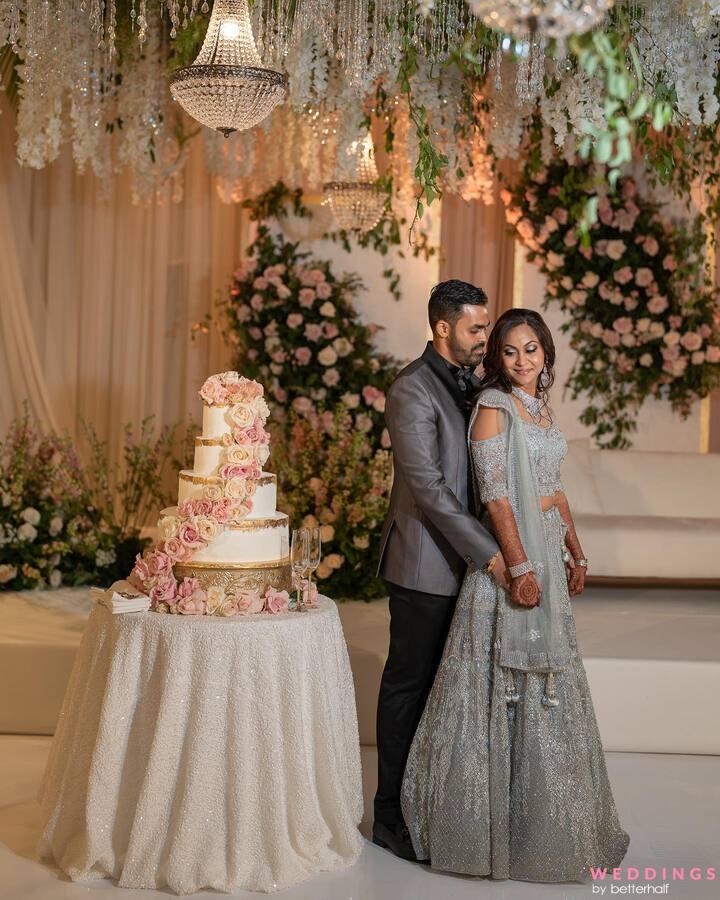 Photo of Wedding day couple pose romantic