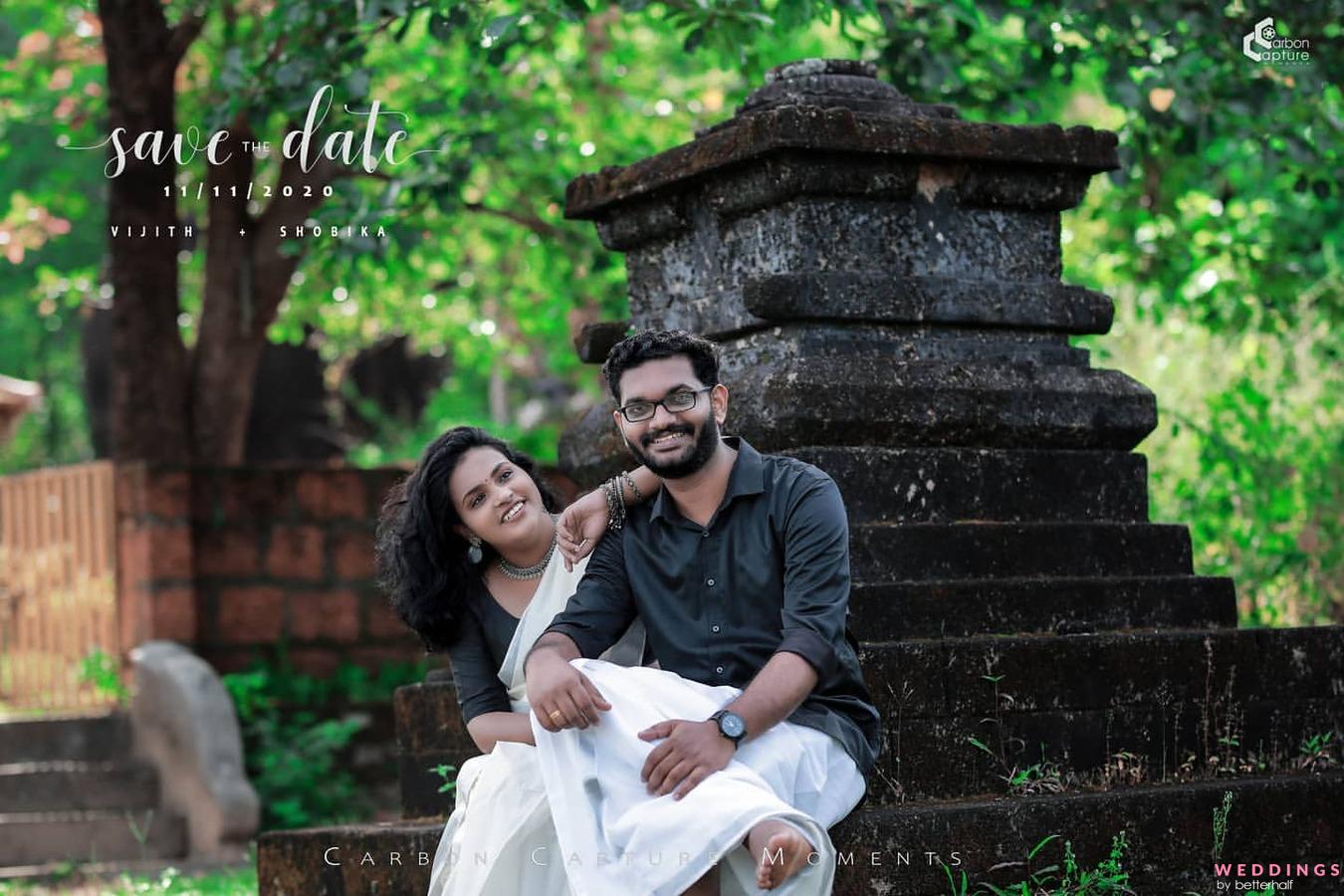 portrait of beautiful young wedding couple posing at outdoor photo shoot  holding Save the date sign Stock Photo - Alamy
