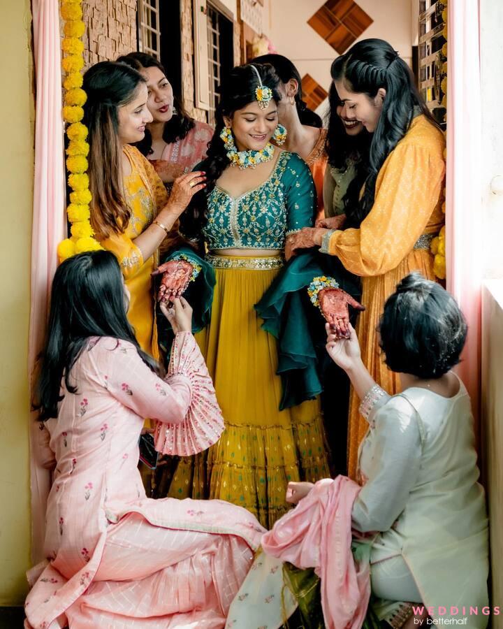 Some photo poses ideas for bride and her friends and cousins. | Indian  wedding photography, Indian wedding photography couples, Indian wedding  photography poses