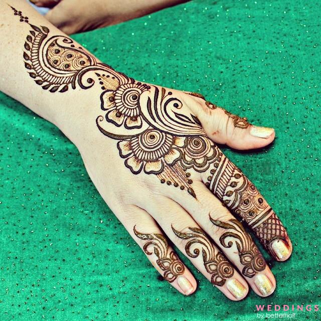 Photo of simple henna tattoo design for backhand