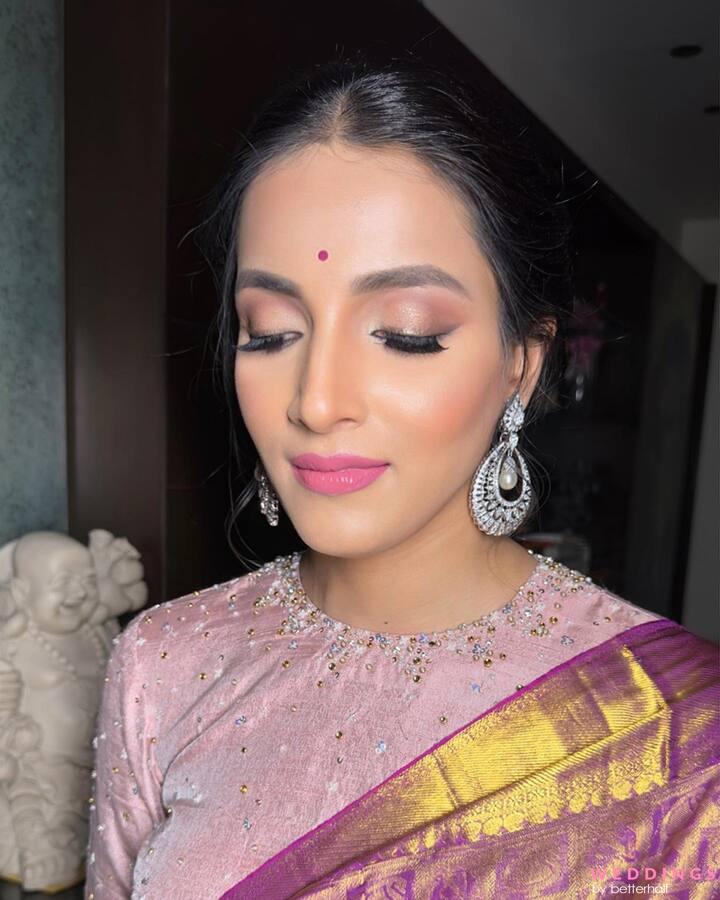 Subtle makeup look & a very sober marathi bridal look on her beautiful baby pink  Saree😍⭐️🤍 Makeup & Hair by_ @asmita_gaikwad_ Muse-… | Instagram