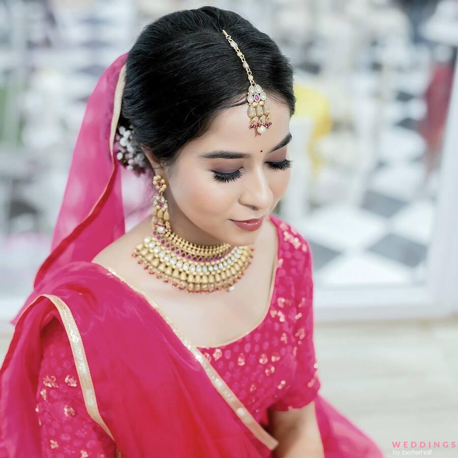 For Shwetha's pink saree look with a perfect messy braid💗 consider  enhancing her eyes with soft pink and gold eyeshadows✨ Add a w