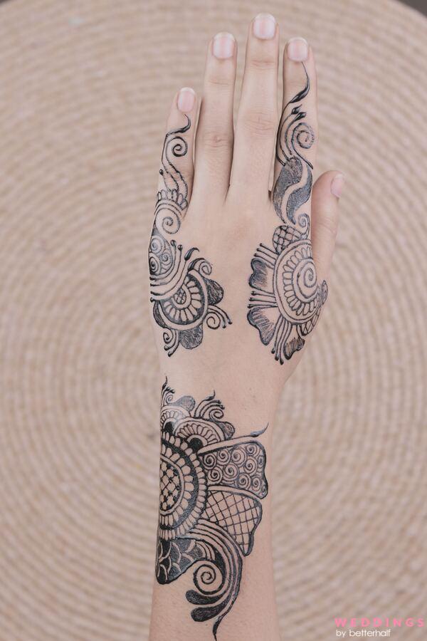 15 Cute and Easy Black Mehndi Designs with Photos | Styles At Life