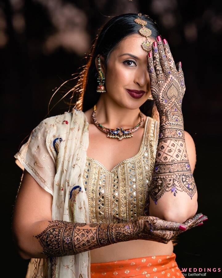mehendi creat with sister bride hand pose · Free Stock Photo
