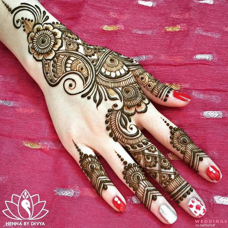 Intricate Henna Designs for Special Occasions : Tiny Flower Clean Design