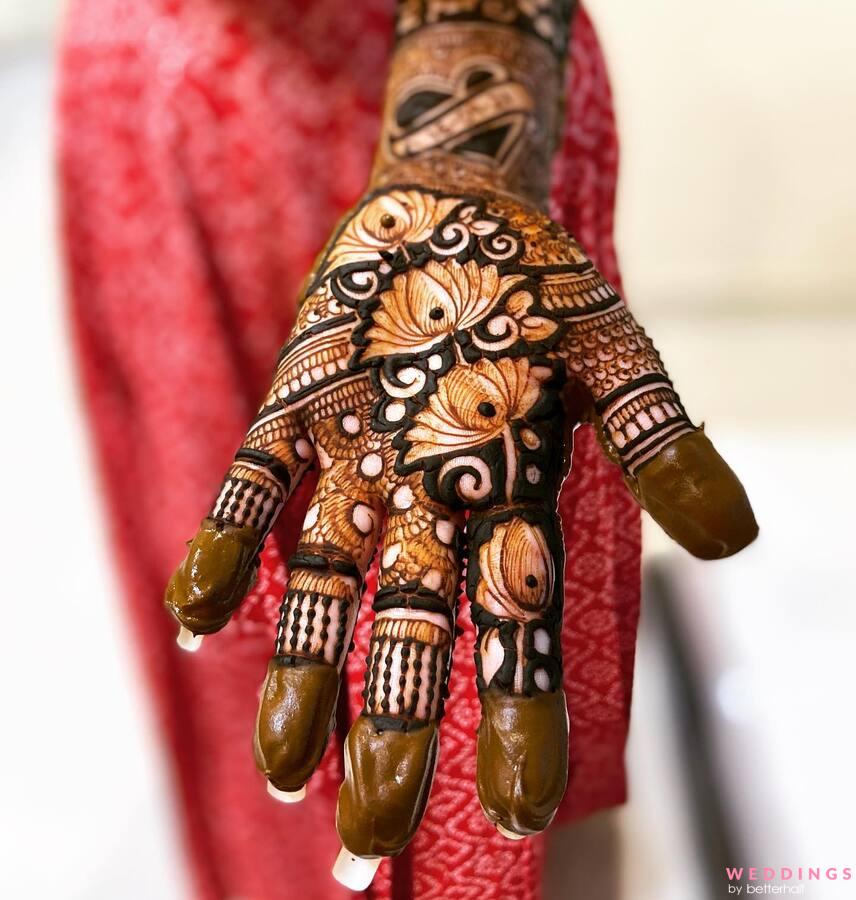 Premium Photo | Elegant Indian culture decoration henna tattoo beauty  generated by AI