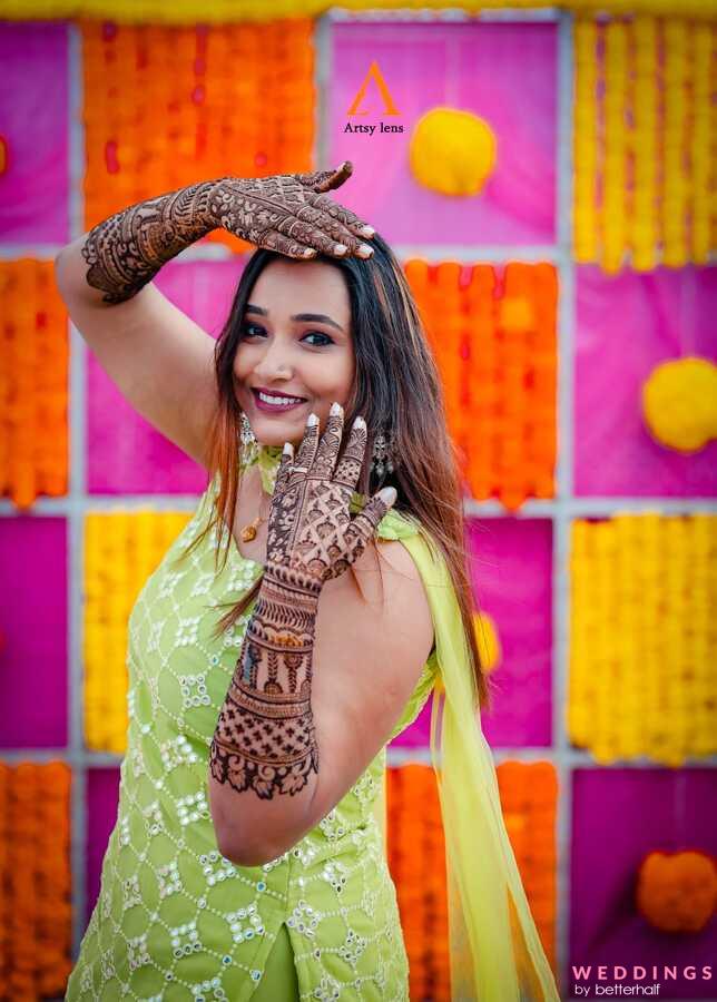 Indian bride posing with her mehndi art on hands. | Photo 228309