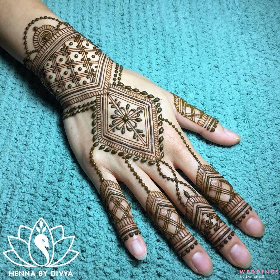 30 Flaunt-worthy Back Hand Mehendi Designs Indian Brides will Love! |  WeddingBazaar