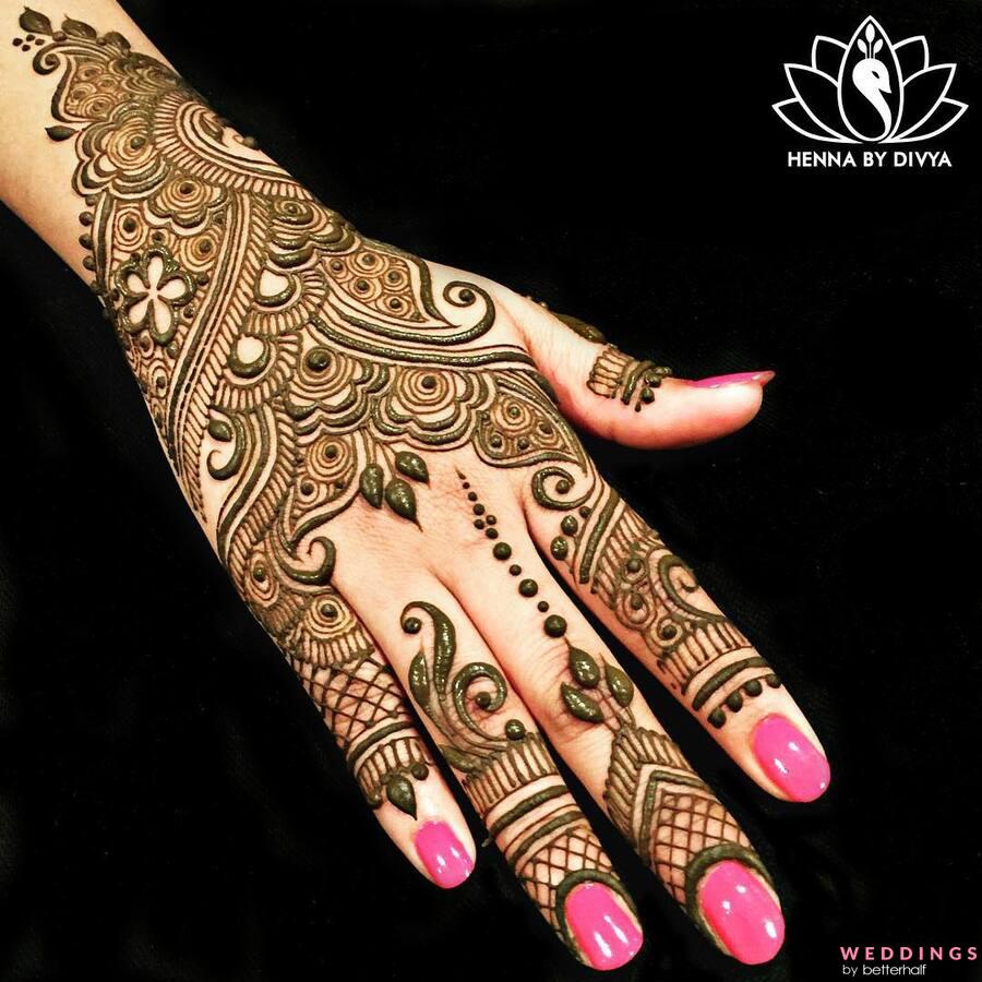 Photo of beautiful short mehendi design for back hand