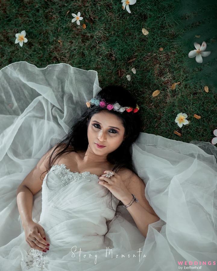 10 Bride Poses That Every Bride Must Have in Their Wedding - Mallufarms