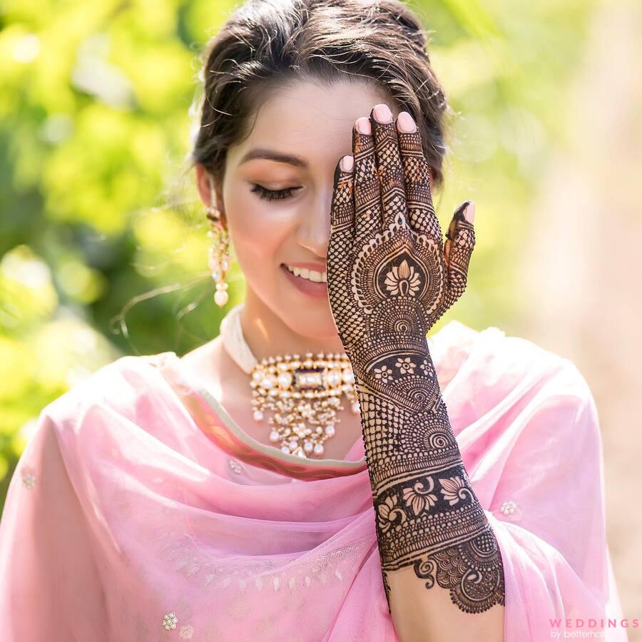 The bride posing with her mehndi. | Photo 252506
