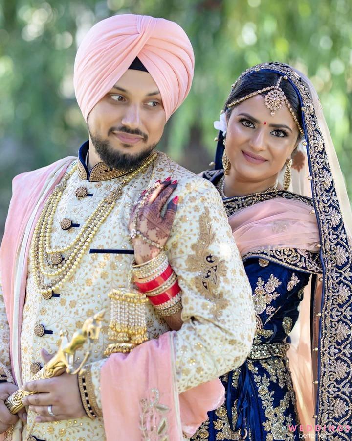 Indian Bride and Groom Pose for Beautiful Portraits after Their Colorful  Jaimala Ceremony Stock Image - Image of venue, holding: 120062575