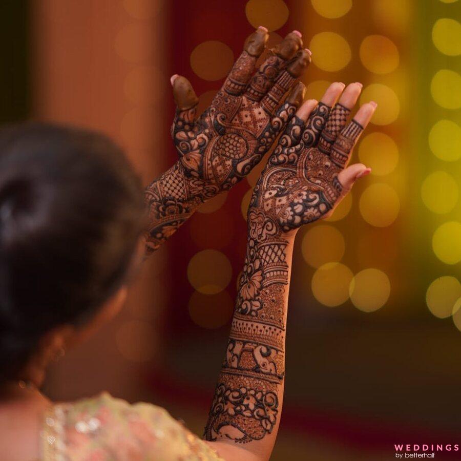 15 Stunning Mehndi Poses for Wedding Album