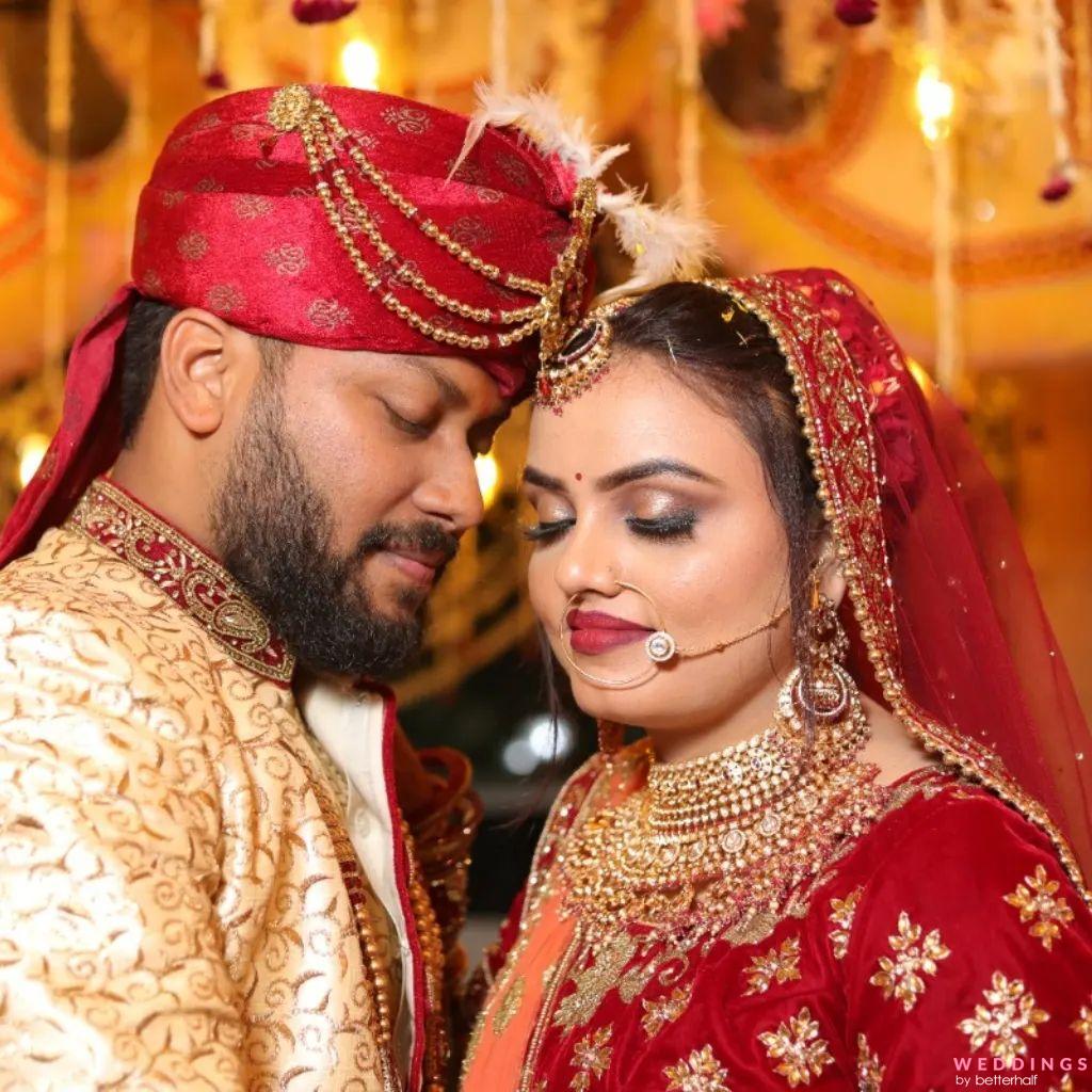 7 Best Candid Couple Poses From Real Indian Weddings You Might Want To Steal