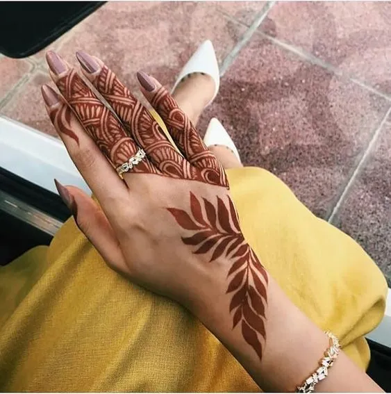 Photo of leaf mehndi design on backhand