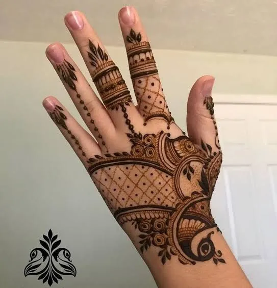 Photo of Minimal Mehndi Design for the Backhand